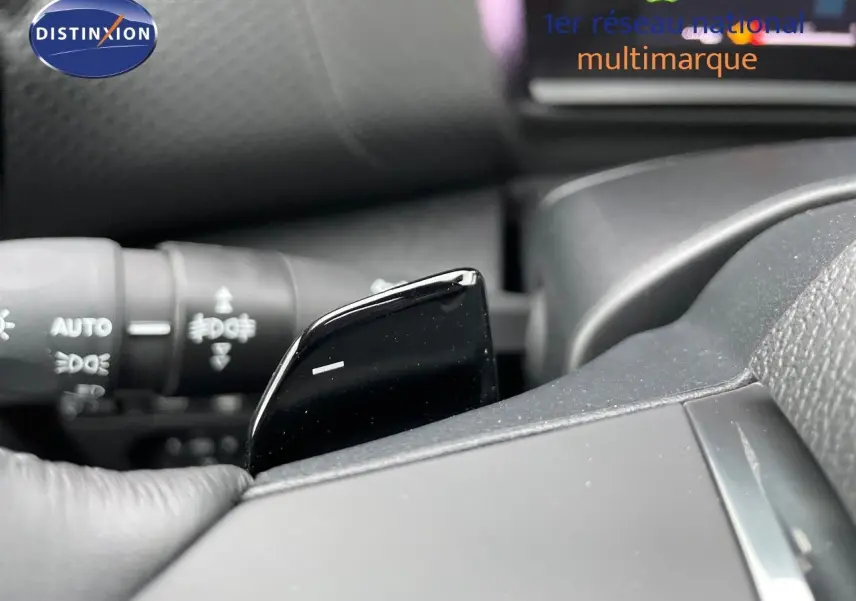 Gros plan sur la palette de changement de vitesse noire à l'intérieur d'une Citroën C4 gris platinium de 2024.