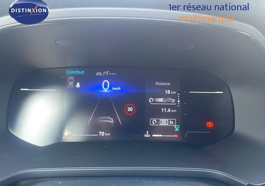 Tableau de bord numérique du Renault Captur bleu iron metal 2025 affichant la vitesse et l'autonomie.