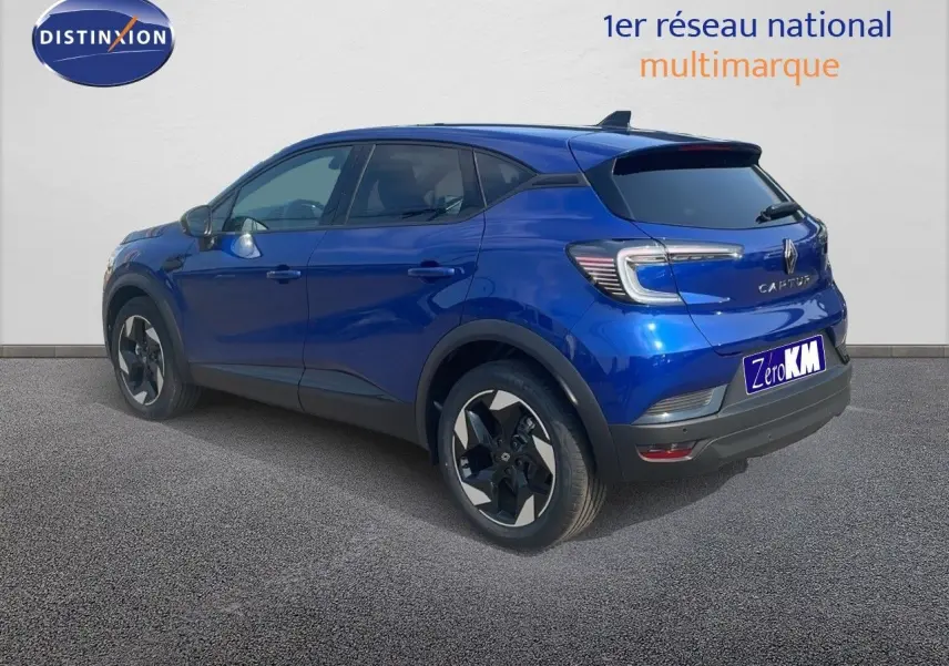 Renault Captur bleu Iron Metal en 3/4 arrière droit, SUV compact avec jantes bi-ton et feux LED distinctifs.