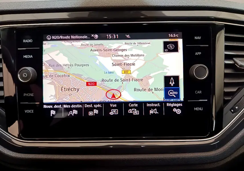 Écran tactile central du tableau de bord du Volkswagen T-Roc 1.5 TSI blanc, affichant la navigation GPS.