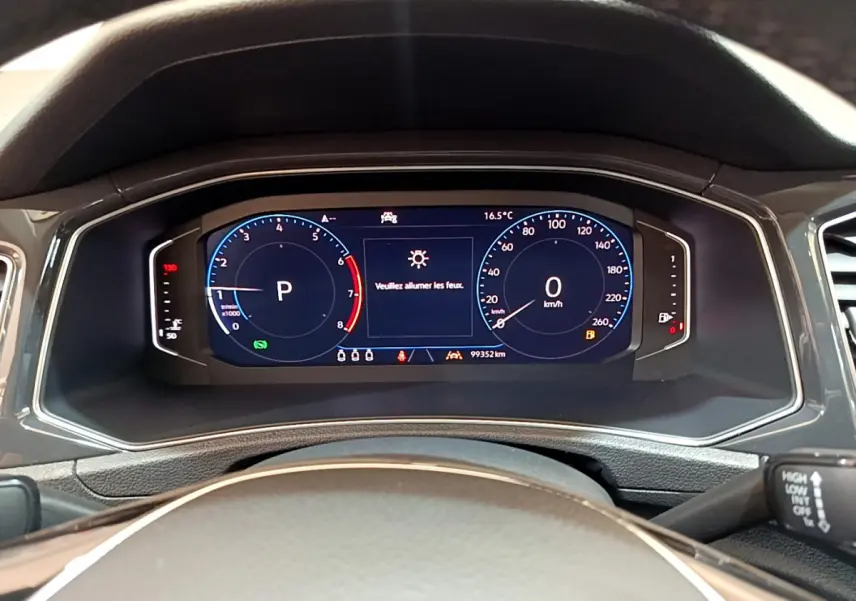 Vue rapprochée du tableau de bord numérique du Volkswagen T-Roc blanc 2020 affichant la vitesse et le régime moteur.