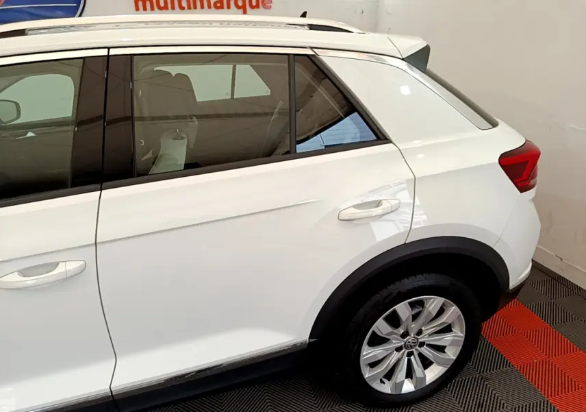 Vue côté droit arrière du Volkswagen T-Roc blanc 2020 avec jantes alliage et vitres teintées.