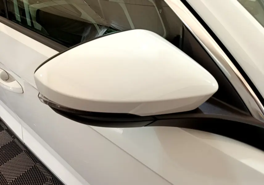 Rétroviseur droit blanc du Volkswagen T-Roc 1.5 TSI 2020 vu en gros plan côté conducteur.