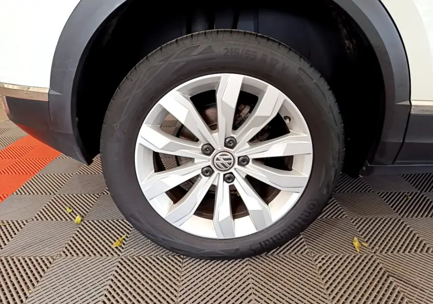 Gros plan sur la roue avant droite blanche d'un Volkswagen T-Roc 2020 avec jante alliage et pneu Continental.