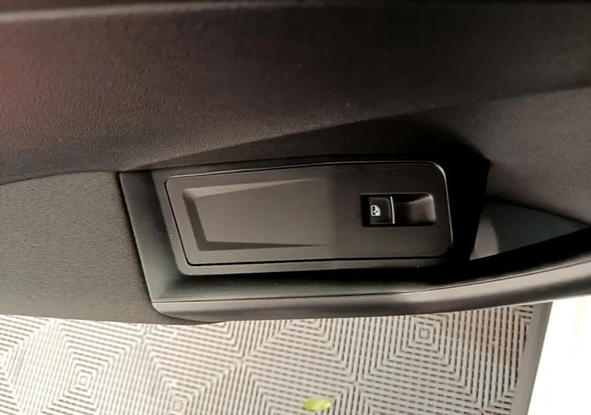 Gros plan sur la commande de verrouillage de porte côté gauche du Volkswagen T-Roc blanc 2020.