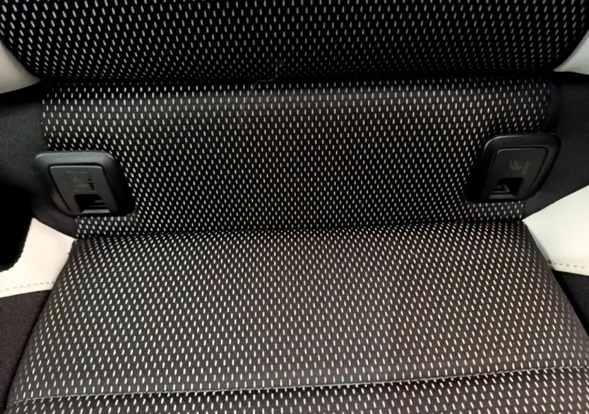 Gros plan sur l'assise arrière noire à motifs blancs du Volkswagen T-Roc 1.5 TSI 150 EVO CARAT de 2020.