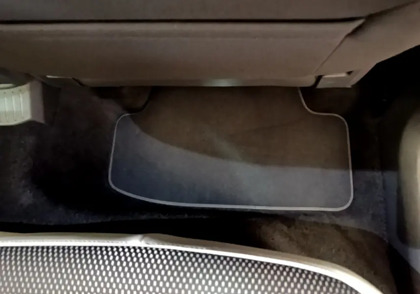 Vue rapprochée du tapis de sol côté conducteur dans l'habitacle d'un Volkswagen T-Roc blanc de 2020.