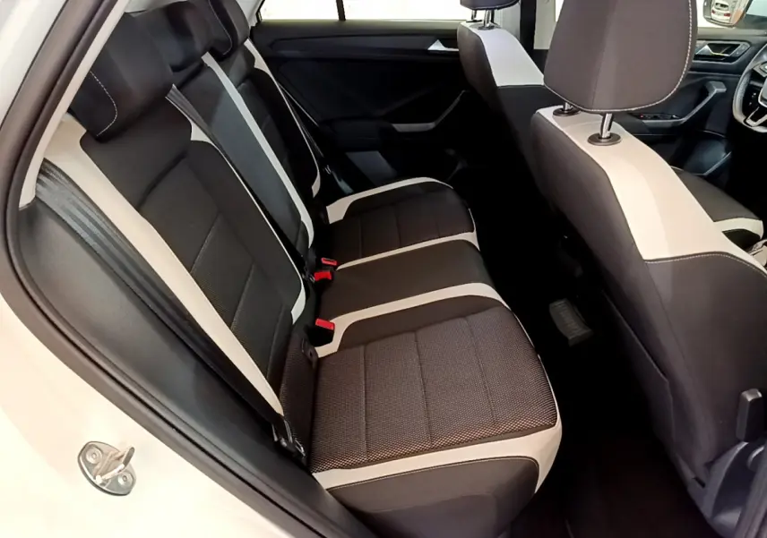 Vue intérieure côté gauche des sièges arrière bicolores noirs et blancs du Volkswagen T-Roc blanc 2020.
