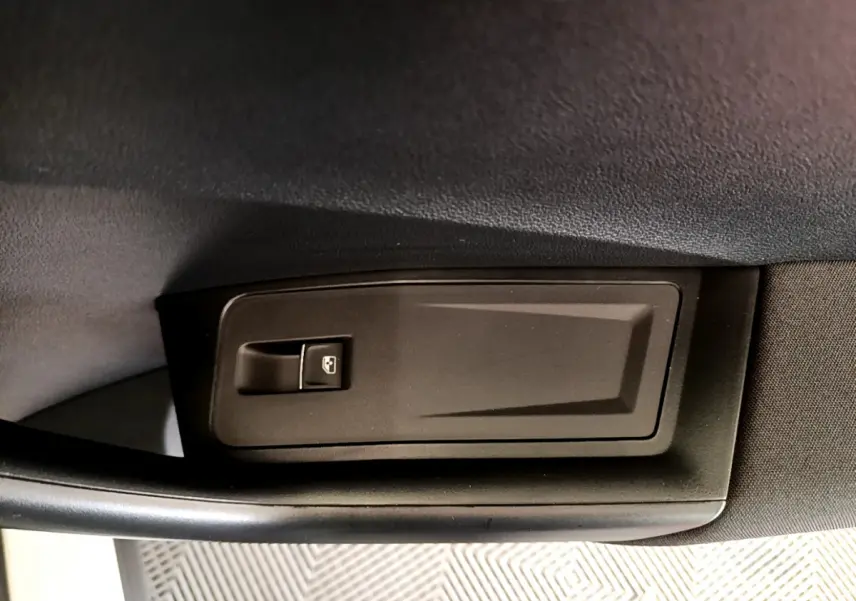 Bouton de verrouillage des vitres sur la porte intérieure côté gauche du Volkswagen T-Roc blanc 2020.