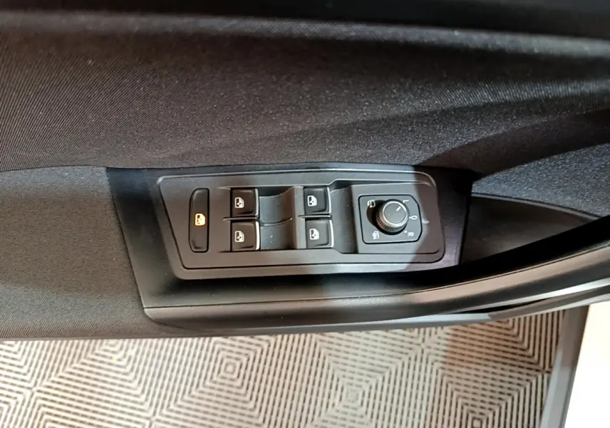 Panneau de commandes des vitres et rétroviseurs côté conducteur dans un Volkswagen T-Roc blanc 2020.