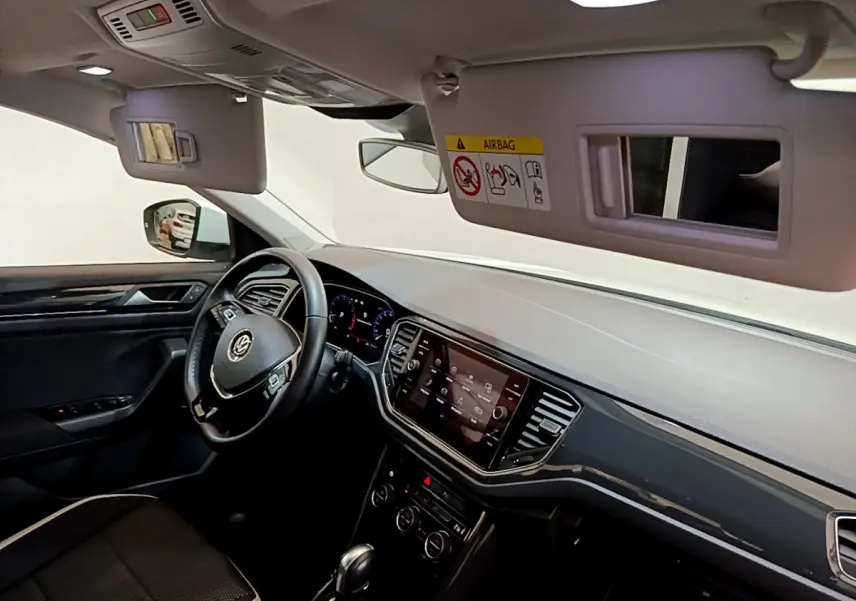 Intérieur noir du Volkswagen T-Roc 1.5 TSI 2020 vu côté conducteur, avec tableau de bord digital et écran tactile central.