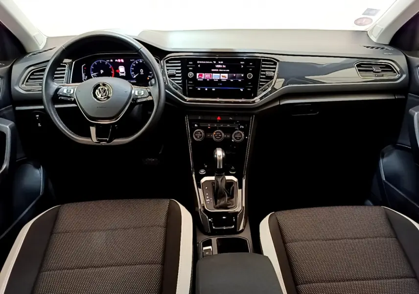 Intérieur du Volkswagen T-Roc 1.5 TSI 2020, vue frontale du tableau de bord et volant multifonctions cuir noir.