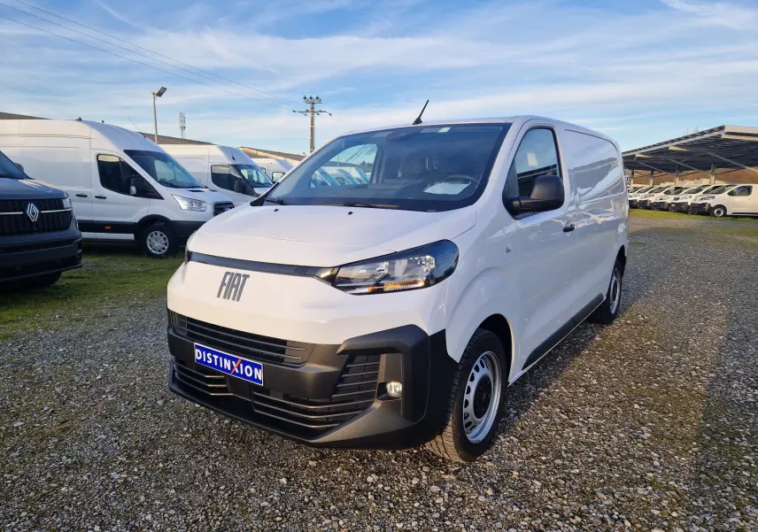 Vue 3/4 avant d'un FIAT Scudo Fourgon blanc 2024 avec pare-chocs noir et plaque de protection tôlée visible.