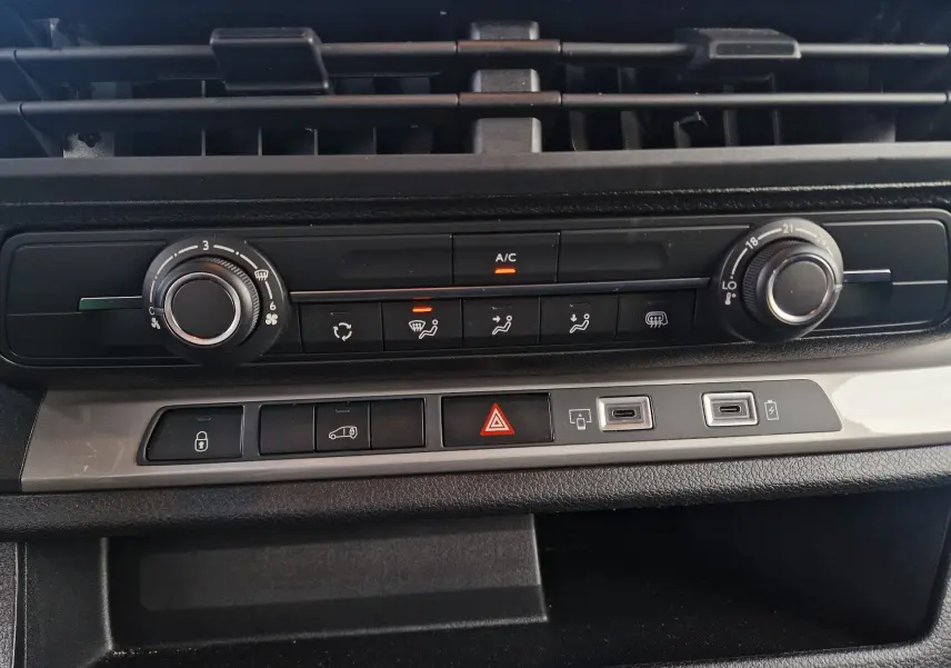 Détail du tableau de bord du Fiat Scudo Fourgon 2024 montrant les commandes de climatisation et boutons fonctionnels.