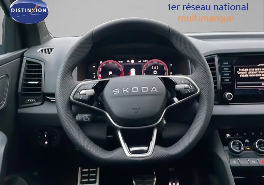 Vue rapprochée du volant SKODA KAROQ Sportline 2025, intérieur noir avec tableau de bord digital et écran central.