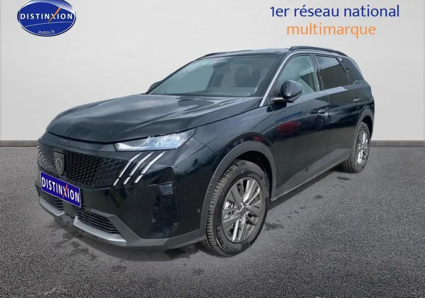 Peugeot 5008 Hybrid 145 allure noir, vue 3/4 avant droit avec calandre distinctive et jantes alu.
