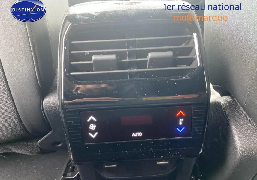 Vue rapprochée de la console arrière noire du Peugeot 5008 Hybrid 145 allure e-dcs6 avec commandes climatisation tactile.