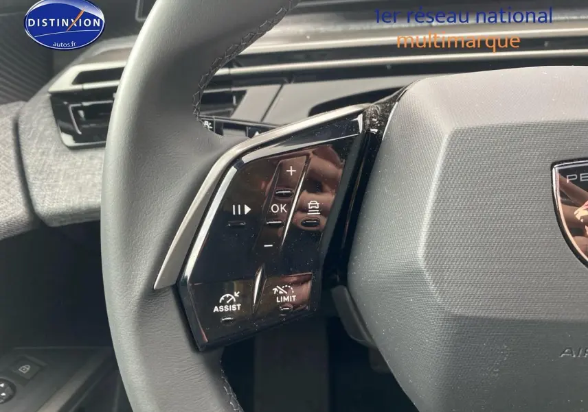 Gros plan sur le volant cuir multifonction côté gauche du Peugeot 5008 noir Hybrid 145 allure 2025.