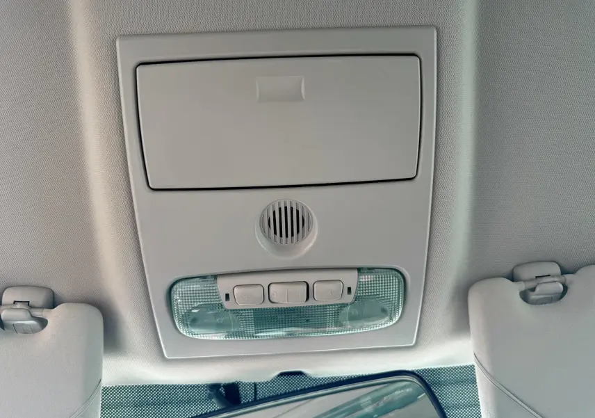 Vue intérieure du plafonnier gris clair avec éclairage et commandes dans un Ford Kuga blanc de 2012.