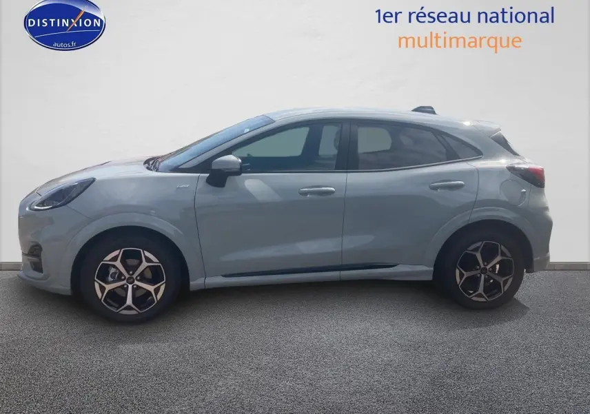 Ford Puma 2025 gris cactus en profil droit, mettant en valeur ses jantes 17 pouces et lignes fluides st-line.