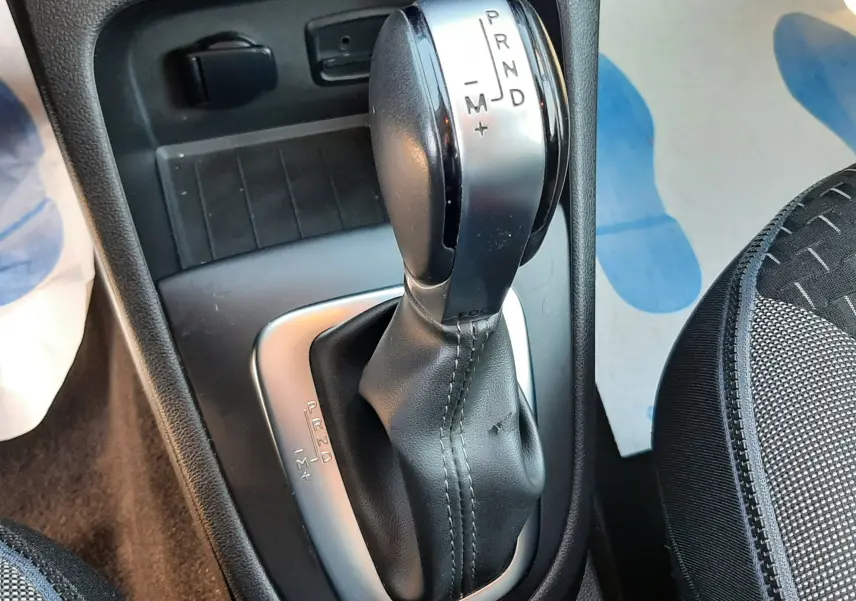 Le levier de vitesses automatique du Renault Captur 2019 en gros plan, entouré de sièges tissu gris noir.