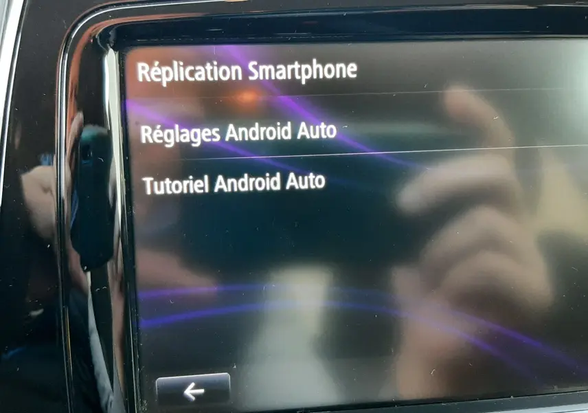 Écran tactile du système multimédia Renault Captur 2019 montrant les options Android Auto en intérieur noir brillant