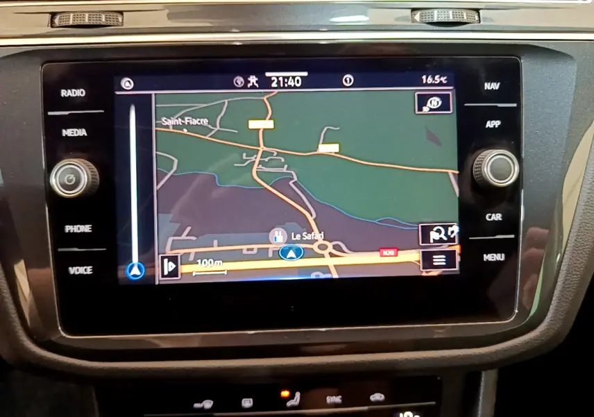 Écran tactile de navigation 8 pouces du Volkswagen Tiguan 2.0 TDI 150 DSG7 Life Business, vue rapprochée du tableau de bord.