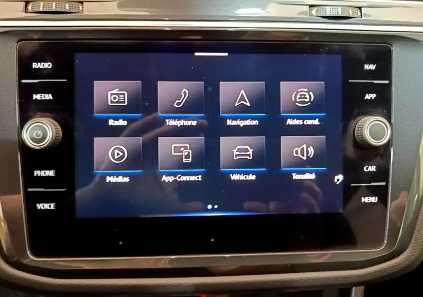Écran tactile central du Volkswagen Tiguan 2.0 TDI 150 DSG7 Life Business affichant les options multimédia et navigation.