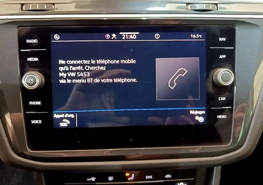Écran tactile central du Volkswagen Tiguan noir 2021 affichant un message de connexion Bluetooth au téléphone.