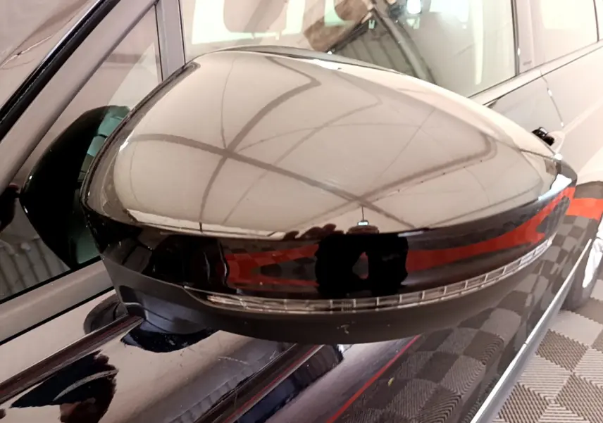 Rétroviseur côté droit noir brillant du Volkswagen Tiguan 2.0 TDI 150 DSG7 Life Business 2021 avec clignotant intégré.