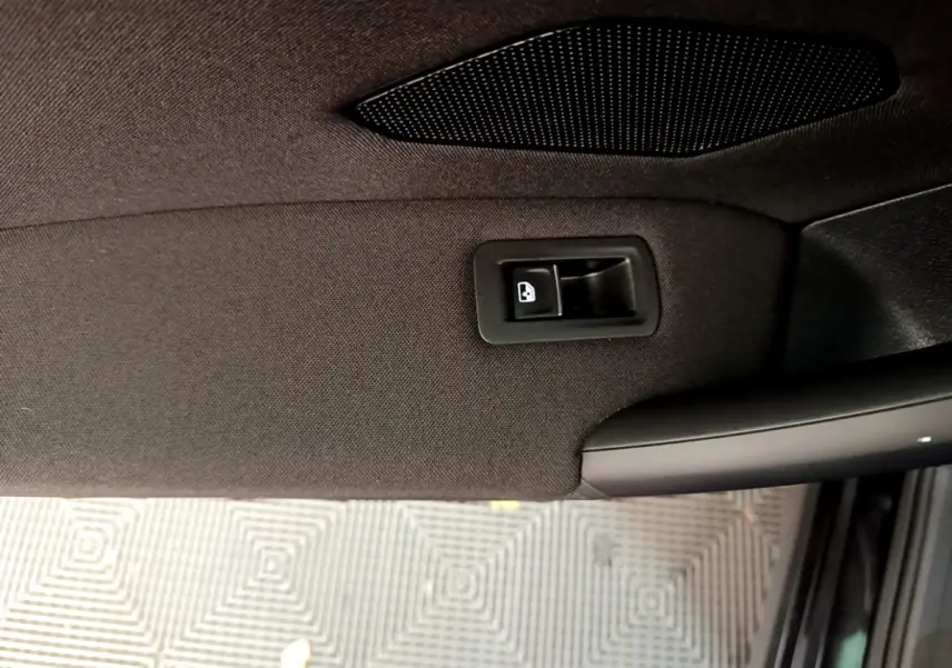 Détail de la poignée intérieure noire de la porte arrière droite du Volkswagen Tiguan 2021 noir.