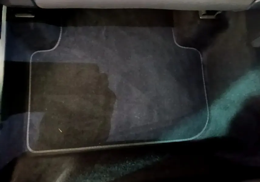 Tapis de sol noir côté passager avant du Volkswagen Tiguan 2.0 TDI 150 DSG7 Life Business 2021.