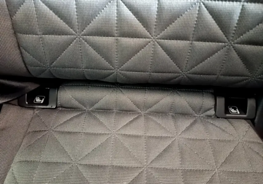 Gros plan sur la banquette arrière noire du Volkswagen Tiguan 2021 avec fixation Isofix visible de chaque côté.