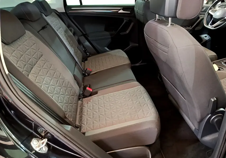 Vue intérieure côté gauche des sièges arrière gris à motifs géométriques du Volkswagen Tiguan noir 2021.