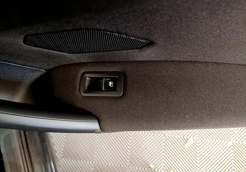Bouton de commande de lève-vitre sur la portière intérieure côté gauche du Volkswagen Tiguan noir 2021.