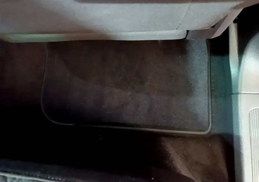 Tapis de sol noir côté passager arrière du Volkswagen Tiguan 2.0 TDI 150 DSG7 Life Business 2021.