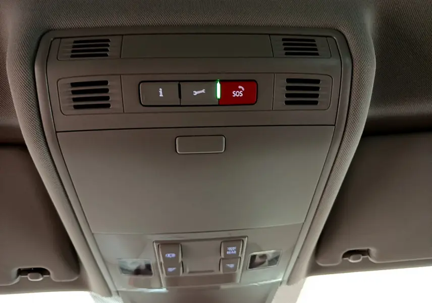 Panneau de commandes au plafond intérieur du Volkswagen Tiguan 2.0 TDI noir, avec bouton SOS rouge éclairé.
