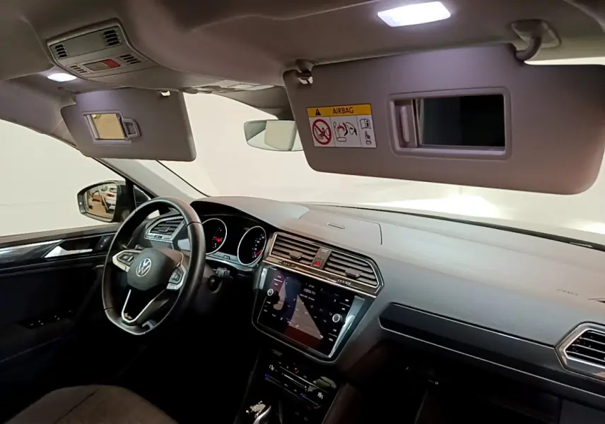 Intérieur du Volkswagen Tiguan 2.0 TDI 150 DSG7 Life Business 2021, vue tableau de bord côté conducteur avec écran tactile et volant cuir.