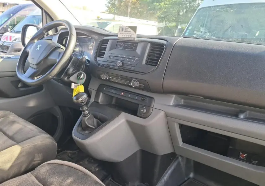 Intérieur du Peugeot Expert Fourgon blanc 2022, vue côté conducteur sur tableau de bord et levier de vitesse manuel.