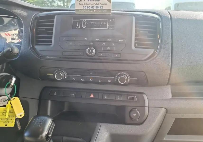 Tableau de bord du Peugeot Expert Fourgon blanc 2022, vue frontale centrée sur la console et levier de vitesses manuel.