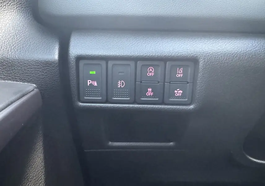 Panneau de commandes avec boutons d'assistance et éclairage dans l'habitacle du Suzuki S-Cross blanc 2023.