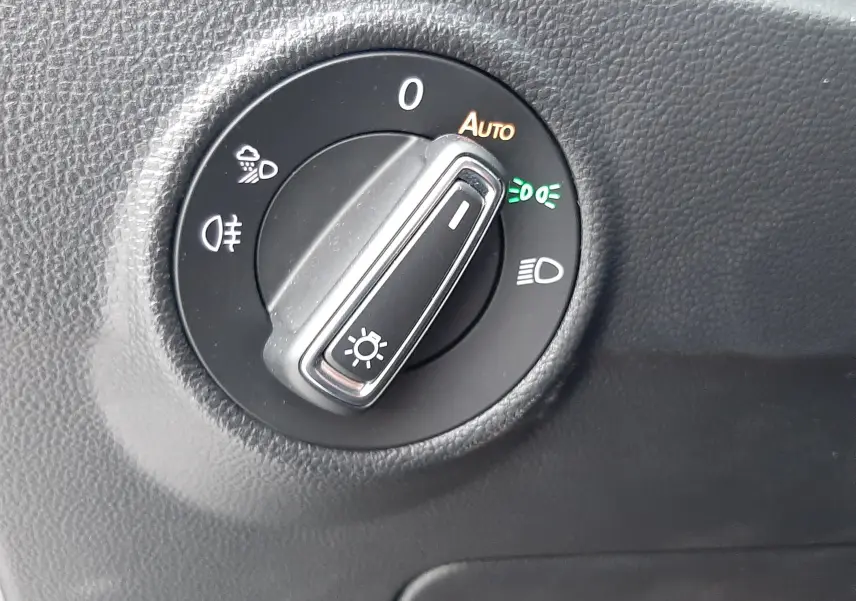 Détail du réglage manuel du siège côté gauche dans un Volkswagen T-Roc gris pyrite 2023.