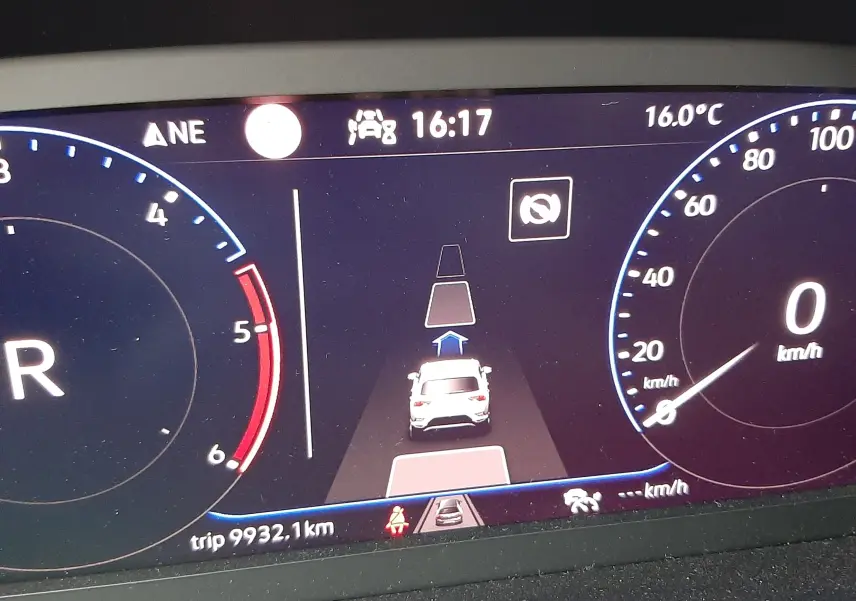 Panneau de commande de la climatisation digitale du Volkswagen T-Roc 2023, avec affichage température à 18°C et sièges chauffants activés.