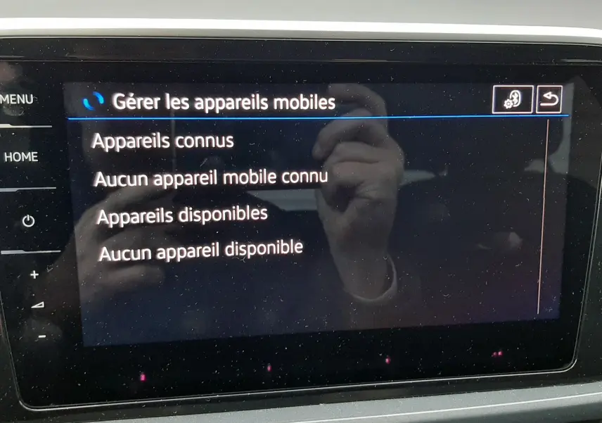 Écran de navigation intérieur du Volkswagen T-Roc 2023 affichant une carte routière avec indication de position.
