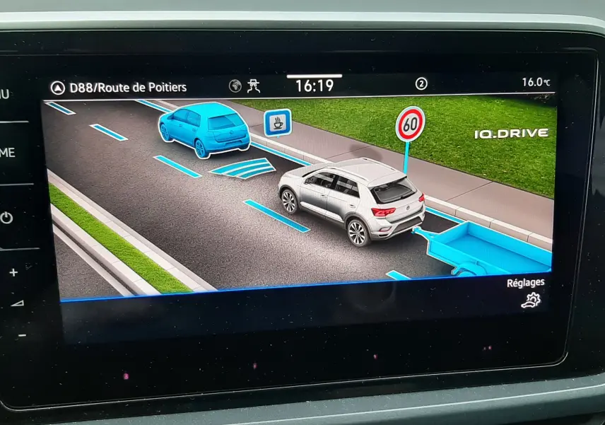 Écran tactile central du Volkswagen T-Roc gris pyrite 2023 affichant l'accueil App-Connect avec options Android Auto et Apple CarPlay.