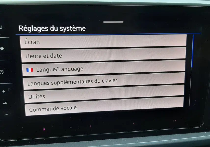 Affichage numérique du Volkswagen T-Roc gris pyrite vu de trois quarts arrière droit, avec remorque et signalisation 60 km/h.