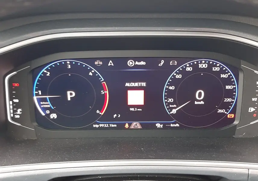 Tableau de bord numérique du Volkswagen T-Roc 2023, affichant la navigation et compteurs en vue frontale.