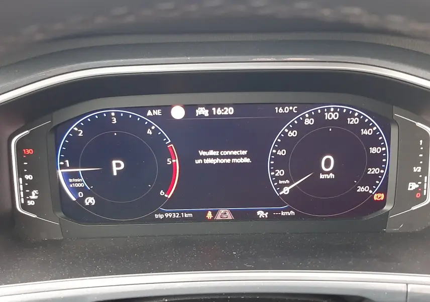 Tableau de bord numérique du Volkswagen T-Roc 2023 affichant la vitesse à 0 km/h et la radio sur 98.3 MHz.