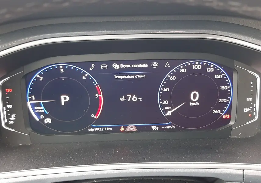 Tableau de bord numérique du Volkswagen T-Roc 2023 affichant la vitesse à 0 km/h et message de connexion téléphone.