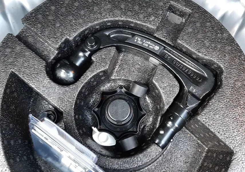 Coffre spacieux vu de face, revêtement gris foncé, sans chargement, intérieur propre du Volkswagen T-Roc 2023.